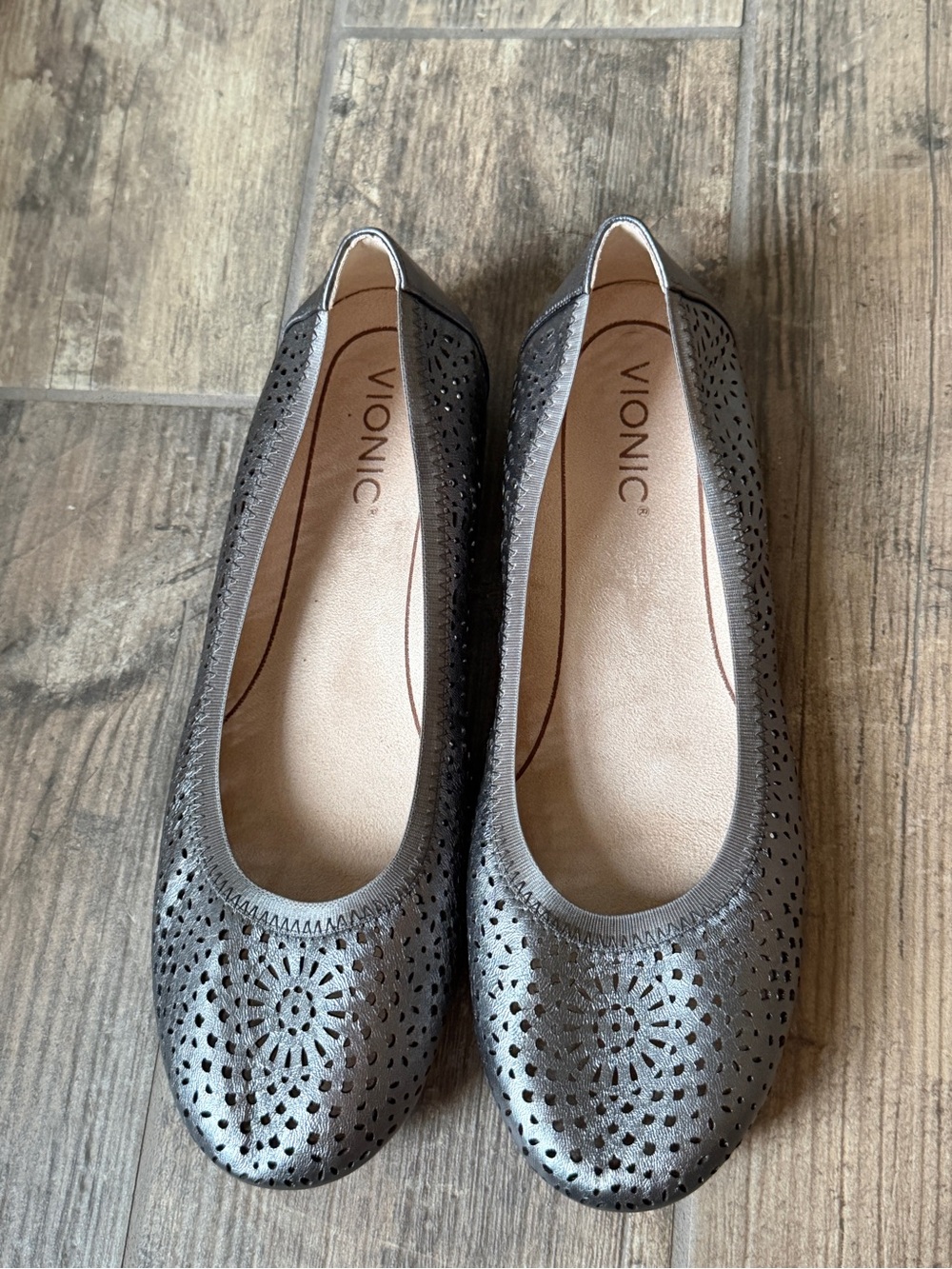 Vionic Robyn Perf Metallic Ballet Flat in Pewter size 9 EUC